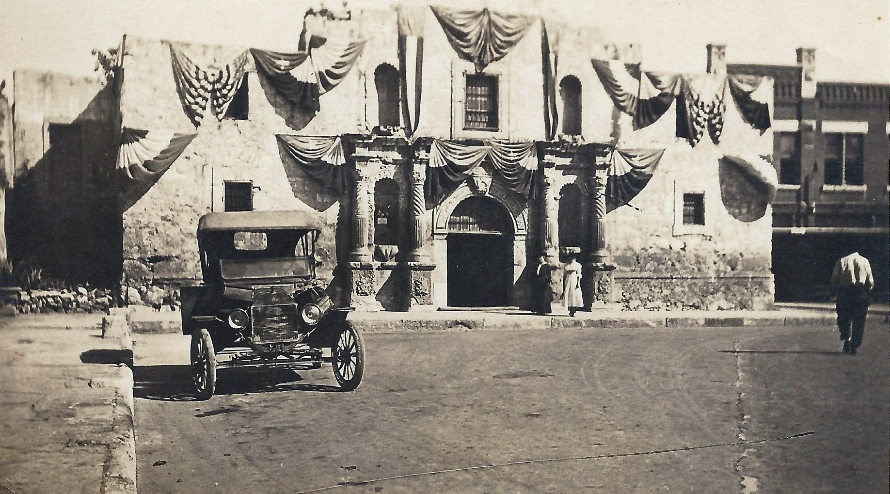 Alamo Chapel and environs.