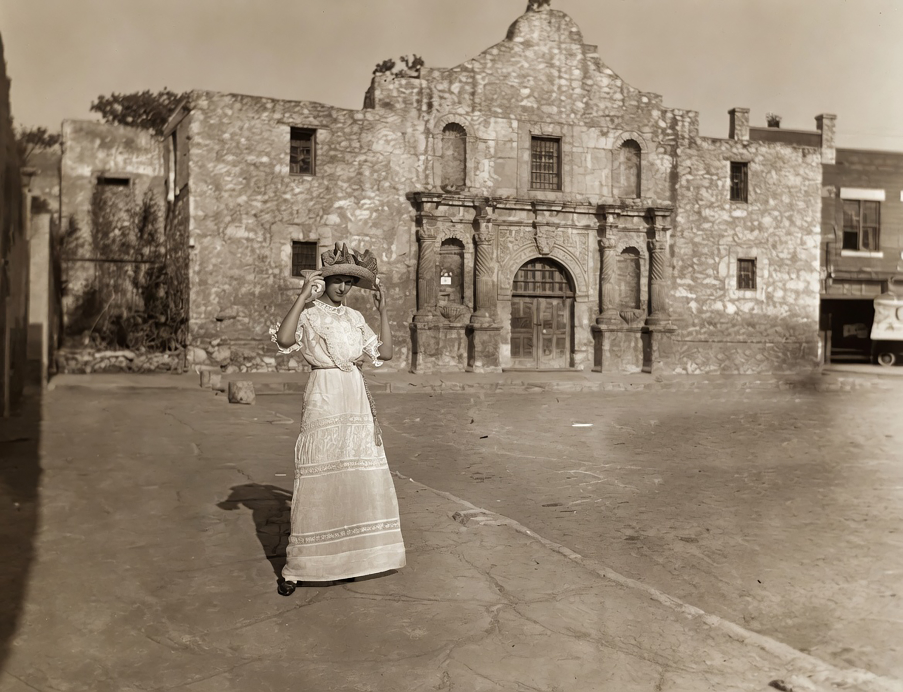 AlamoChapelWithGirl1914-1916