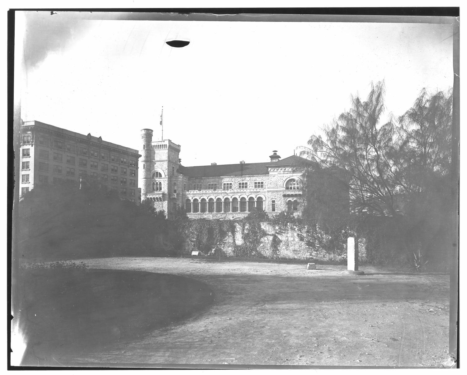 AlamoPlazaNNWFromInside1915
